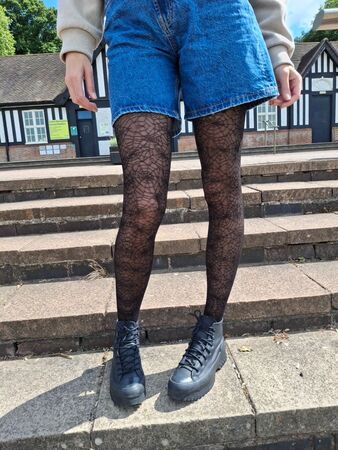 Стильные колготки с рисунком в виде сети паука